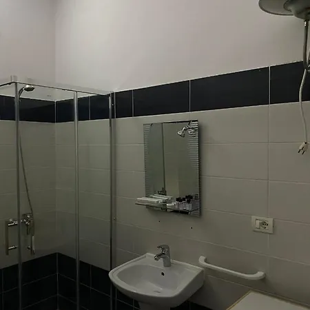 Apartment Welcoming House W/ Wi-fi + Private Bathroom Tirana