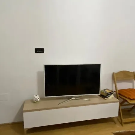 Apartment Welcoming House W/ Wi-fi + Private Bathroom Tirana
